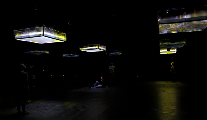 THEATER｜野村萬斎×坂本龍一×高谷史郎がトリプルタッグ　伝統芸能と前衛アートの融合「LIFE-WELL」