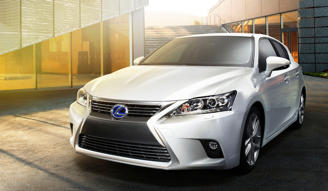 スピンドルグリルを得たCT200hを公開｜Lexus