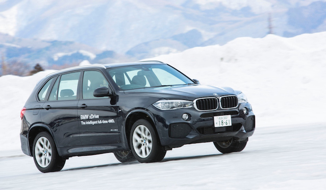雪上で「X5」の実力を試す｜BMW ギャラリー