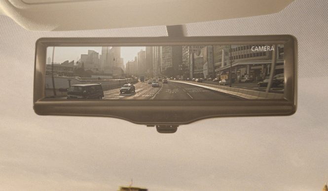 日産、鏡とカメラを併用するルームミラーを発表｜Nissan ギャラリー