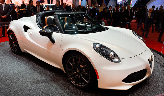 アルファ ロメオ 4C スパイダー、ジュネーブに現る｜Alfa Romeo ギャラリー