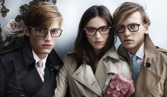 BURBERRY｜トレンチコートにインスパイアされたアイウェア ギャラリー