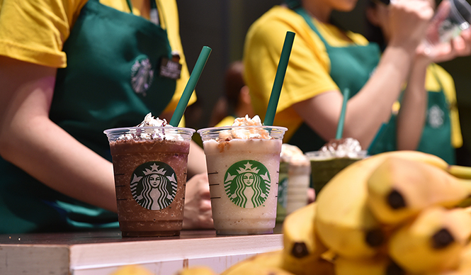 EAT｜まるごと1本のバナナが入ったフラペチーノが登場！ ギャラリー