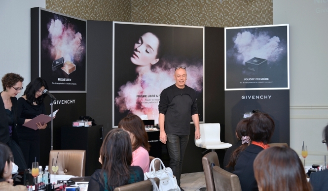 ジバンシイ｜ニコラ・ドゥジェンヌが来日　ルース パウダー「プリズム・リーブル」がリニューアル｜GIVENCHY