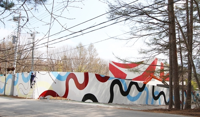 ART｜キース・ヘリングにインスパイアされた壁画が山梨県・八ヶ岳に出現