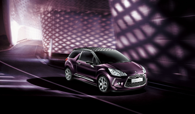 深紫のボディカラーとモノグラムのDSシリーズ｜Citroen ギャラリー