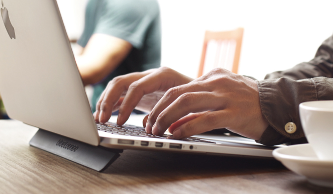 Bluelounge｜貼ってはがしてしっかり固定するMacBook Proの熱を逃がすスタンド｜Bluelounge