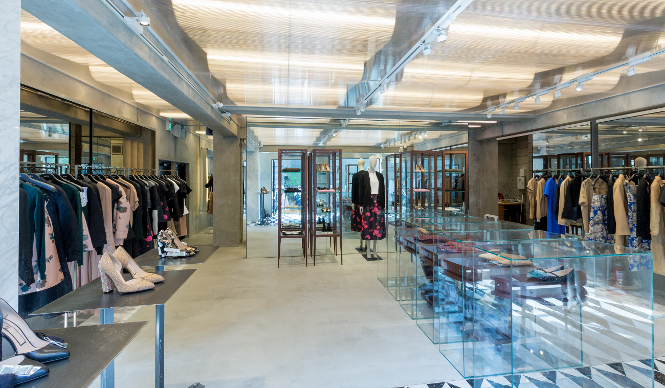 N°21｜世界初「ヌメロ ヴェントゥーノ」の旗艦店が表参道にオープン ギャラリー