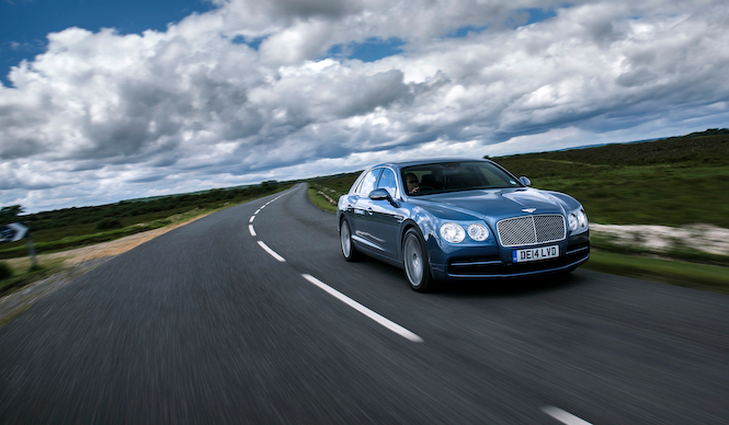 V8を搭載するフライングスパーを英国で試乗|Bentley ギャラリー