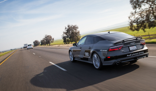 アウディが長距離の車道走行で自動運転技術をデモンストレーション｜Audi ギャラリー ギャラリー