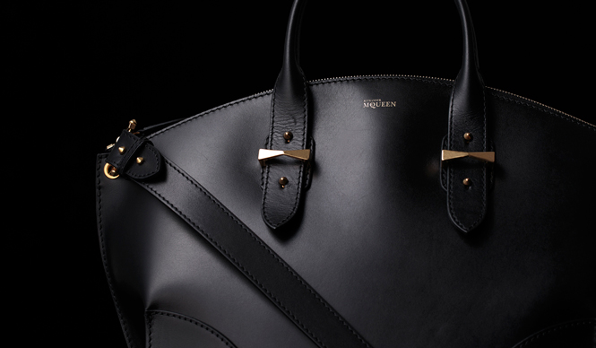 新しいバッグシリーズ「レジェンド」が誕生｜ALEXANDER McQUEEN ギャラリー