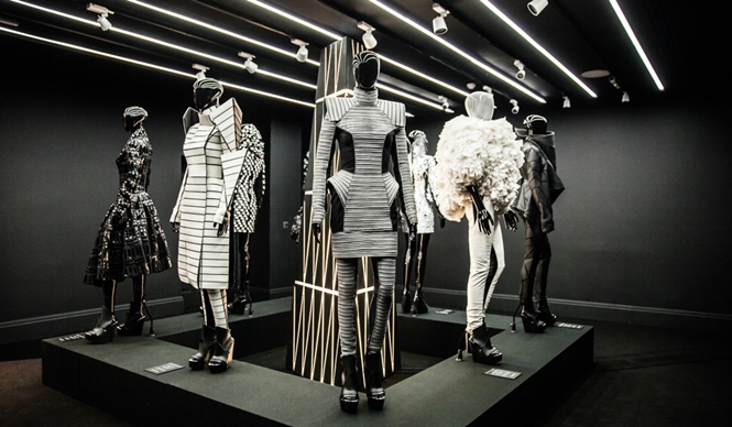 ロンドンでブランド10周年を祝うインスタレーション開催｜Gareth Pugh ギャラリー