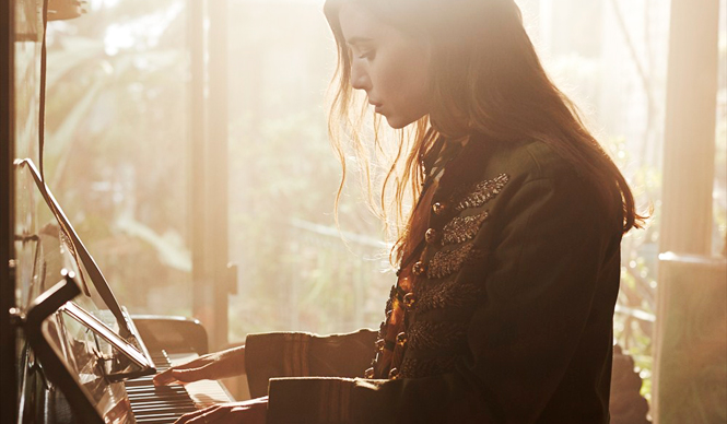 GUCCI｜リッキ・リーが「レディ ウェブ」と旅する物語 ギャラリー