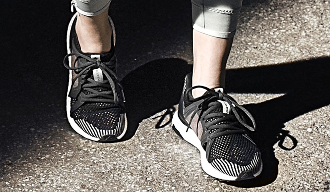 アディダスのウィメンズのランニングシューズ「ultra boost by Stella McCartney」｜adidas ギャラリー