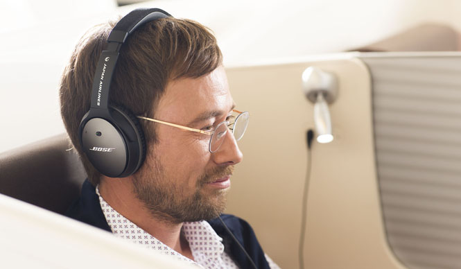 最新ノイズキャンセリング・ヘッドホンがJAL 国際線ファーストクラス全席に搭載｜BOSE ギャラリー