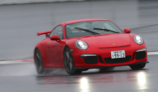 最新のポルシェ911 GT3を雨の富士スピードウェイでテスト｜Porsche ギャラリー
