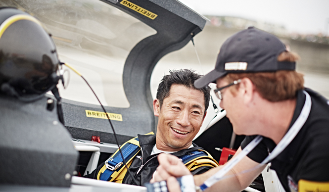 レッドブル・エアレースに挑戦する室屋義秀氏と腕時計|BREITLING ギャラリー