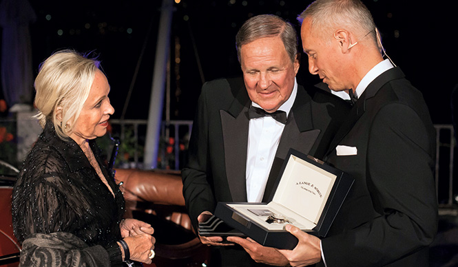 ヒストリックカーコンクール最優秀賞受賞者に特別な時計を贈呈｜A. LANGE & SÖHNE ギャラリー