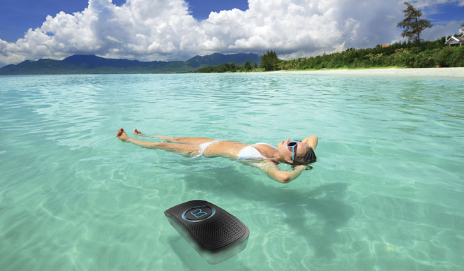 プールや海で浮かせて使えるスピーカー「SUPERSTAR BACKFLOAT」｜MONSTER ギャラリー