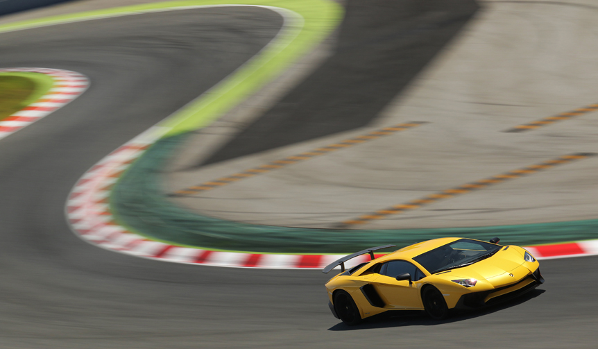 “SV”の称号をもったランボルギーニ アヴェンタドールをスペインで試す 後編｜Lamborghini ギャラリー