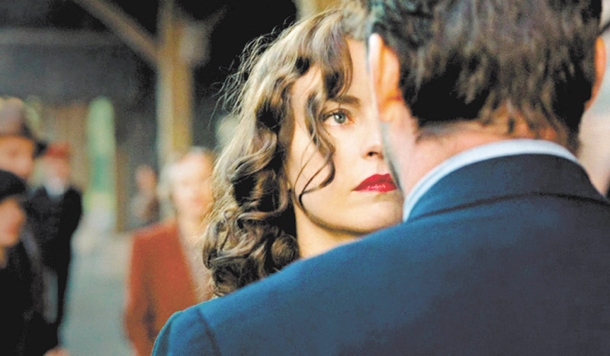 第二次世界大戦直後、夫婦の愛の行方をサスペンスフルに描く『あの日のように抱きしめて』｜MOVIE ギャラリー