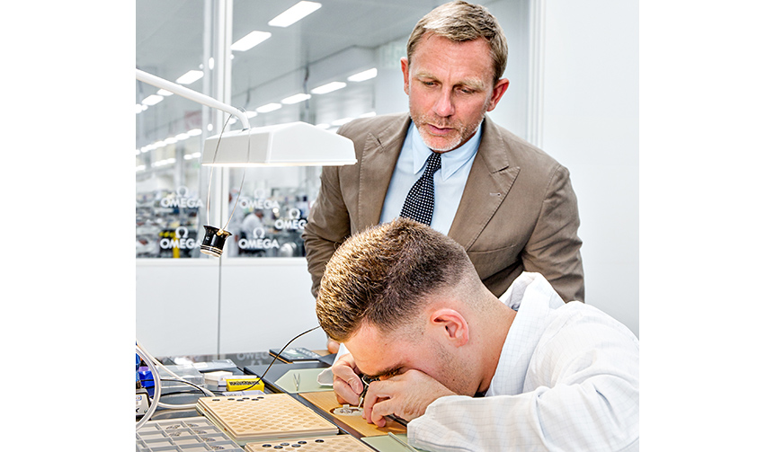 “ジェームズ・ボンド”が オメガの新工場を訪問｜OMEGA ギャラリー