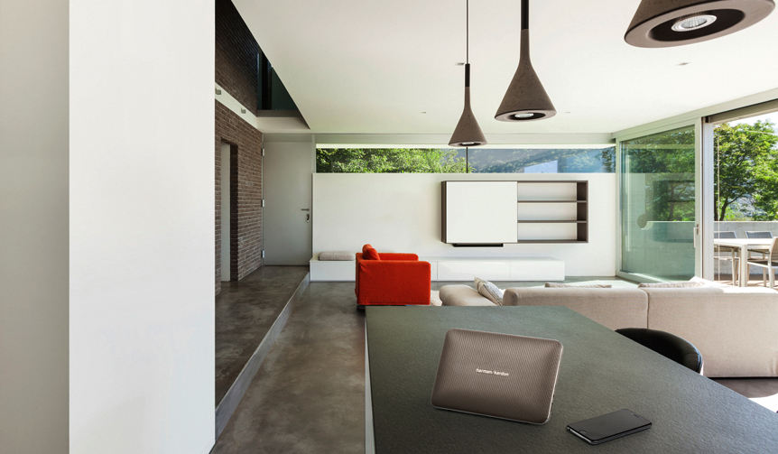 洗練されたデザインのBluetoothスピーカー「ESQUIRE 2」が誕生｜Harman Kardon ギャラリー