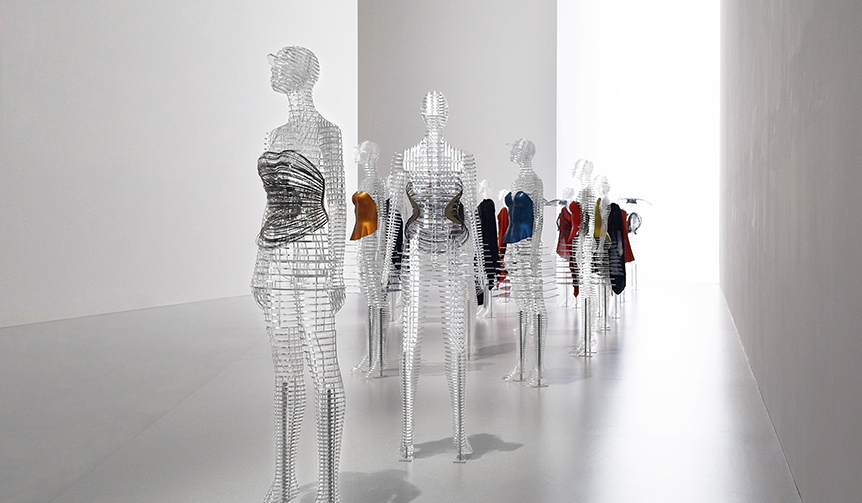 MIYAKE ISSEY展、“身体をデザインする”吉岡徳仁のインスタレーションに注目｜ART ギャラリー