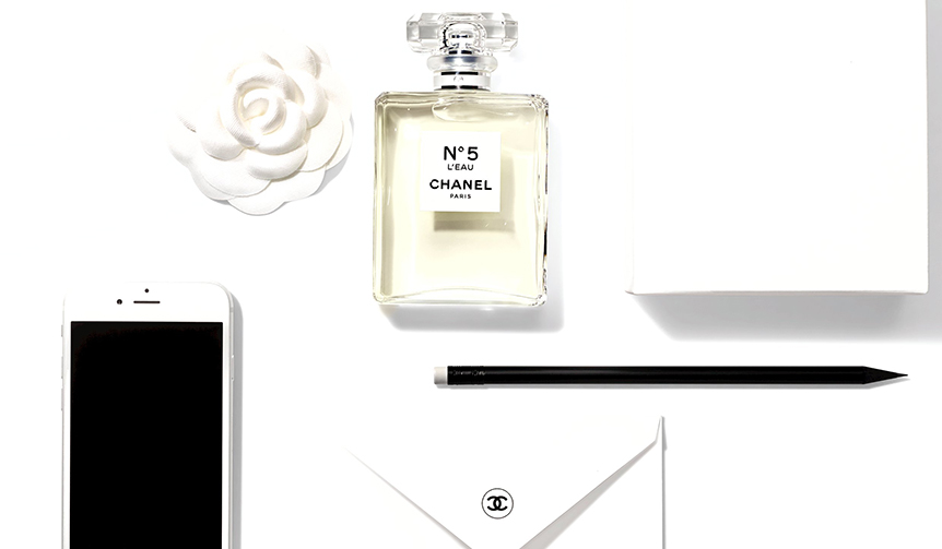 シャネルの香水「N°5」から新作「N°5 ロー」が誕生｜CHANEL ギャラリー