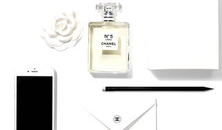 シャネルの香水「N°5」から新作「N°5 ロー」が誕生｜CHANEL ギャラリー