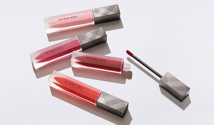 【1/18発売】ジュード・ロウの娘を起用したリップベルベット キャンペーン｜BURBERRY ギャラリー