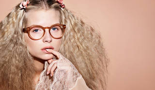 モデルにロッティ モスを起用した2017年春夏アイウェア キャンペーン｜CHANEL ギャラリー