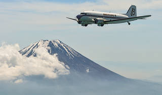 ブライトリングDC-3、77年目の機体が来訪｜BREITLING ギャラリー