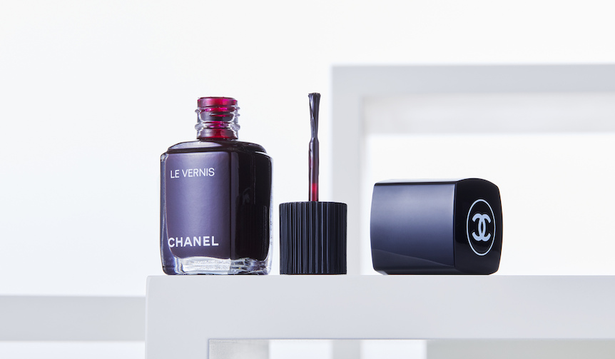 vol. 1　ネイルの常識を塗り替えた「黒い赤」｜CHANEL