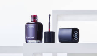 vol. 1　ネイルの常識を塗り替えた「黒い赤」｜CHANEL