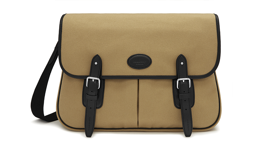 タイムレスな装いと機能性。マルベリー「メンズ ヘリテージコレクション」｜Mulberry ギャラリー