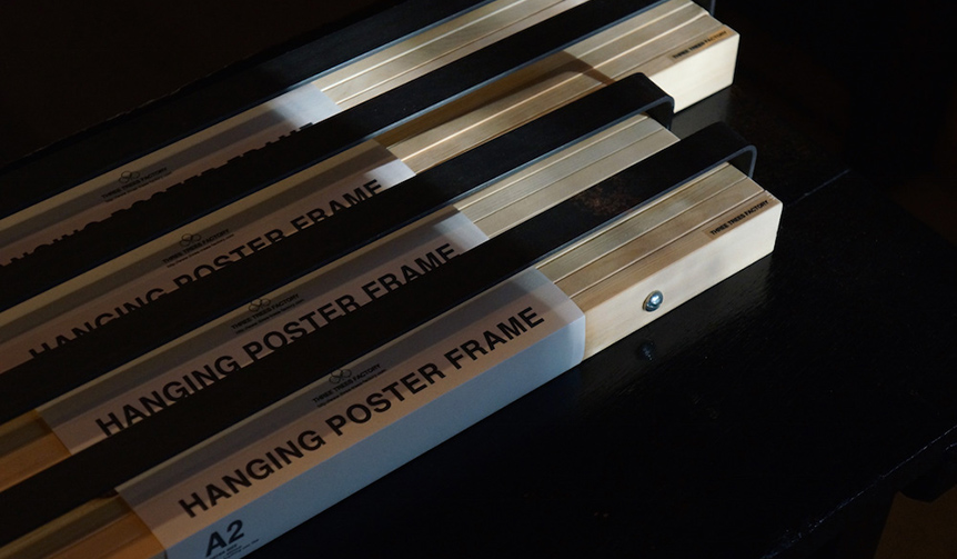 使い方はアイデア次第。吊り下げ式のポスターフレーム｜THREE TREES FACTORY ギャラリー