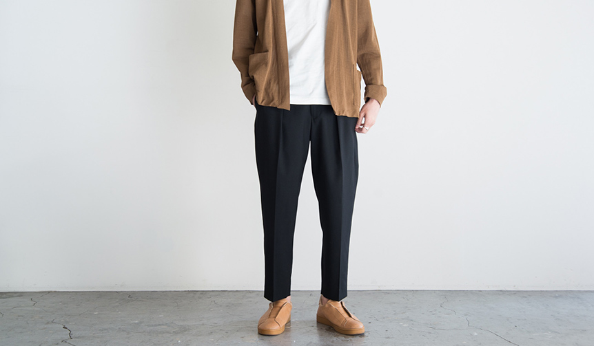 マーカウェアの素材とシルエットにこだわり抜いたペグトップパンツ｜MARKAWARE ギャラリー