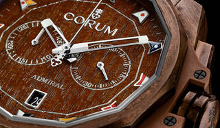 チーク材を用いて、ヨットレーシングにオマージュを捧げた「アドミラル」｜CORUM　ギャラリー