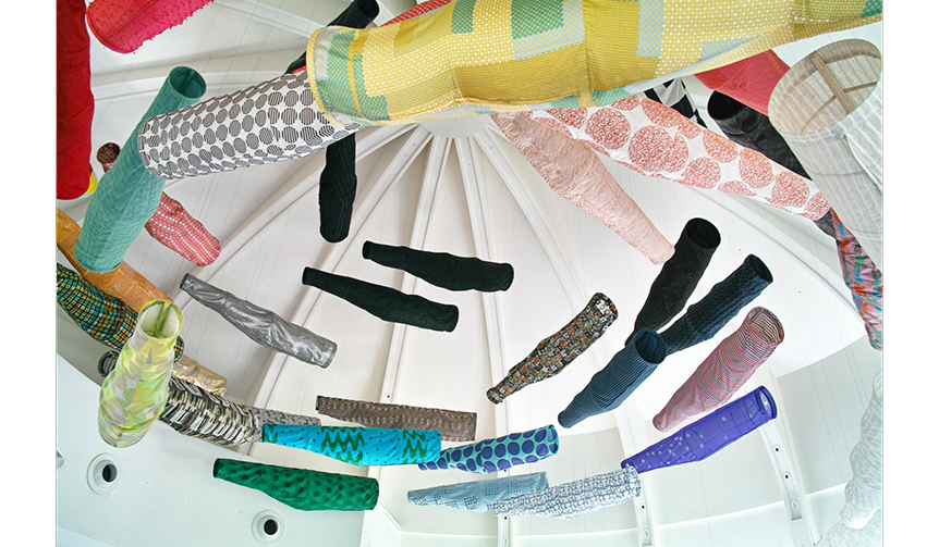 約300匹のこいのぼりが国立新美術館を泳ぎ回る「こいのぼりなう！」｜ART ギャラリー