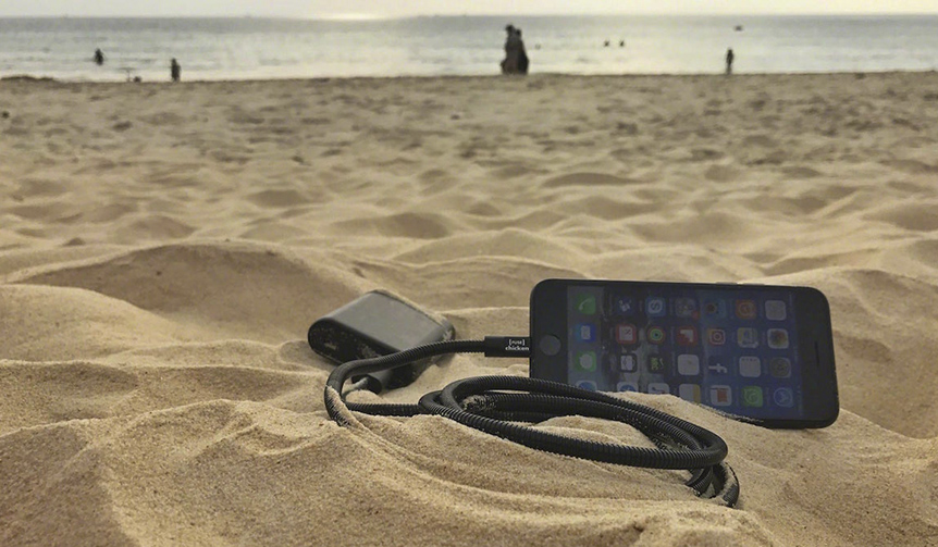 チェーンソーでも切断不可。堅牢性を誇るライトニングケーブル｜Fuse Chicken ギャラリー