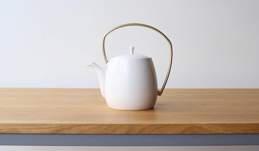 注ぐ際の手の負担にも配慮。磁器と真鍮を組み合わせた大容量の土瓶急須｜すすむ屋茶具 ギャラリー