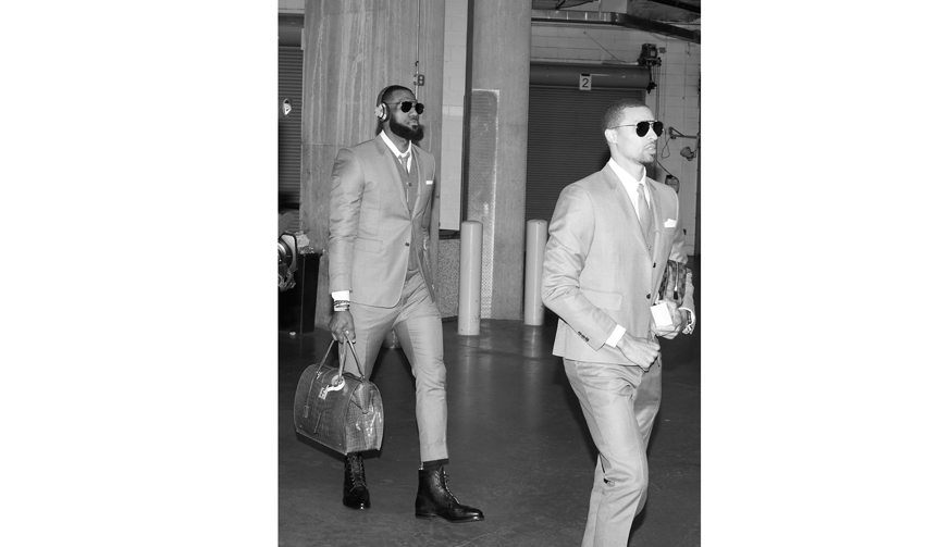 トム ブラウンが衣装を提供。C・キャバリアーズ、揃いのスーツ姿で会場入り｜THOM BROWNE ギャラリー