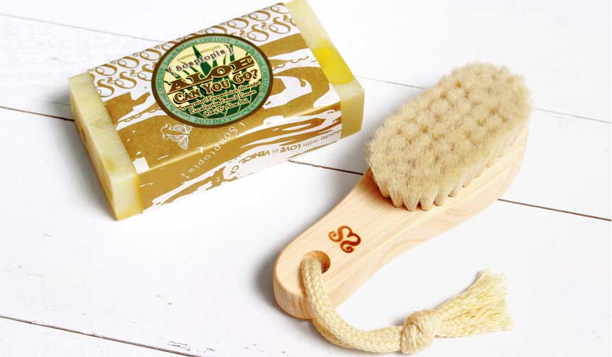 【6/27発売】顔からデコルテまで簡単に洗い上げるフェイスブラシ｜Soaptopia　ギャラリー