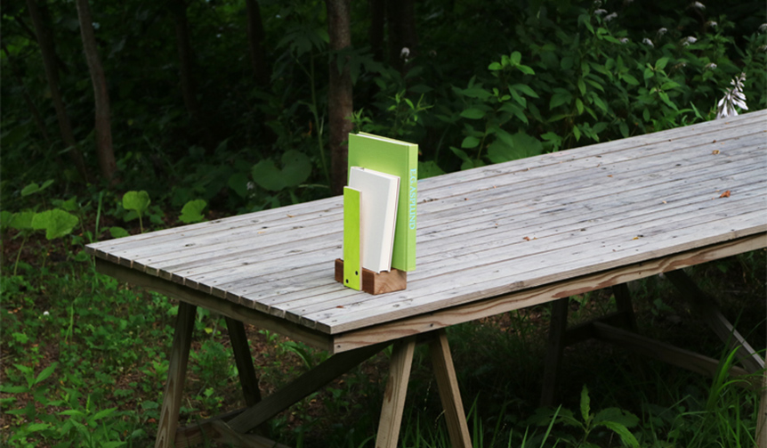 端材を有効活用したアートピースのようなブックスタンド｜Michael Marriott ギャラリー