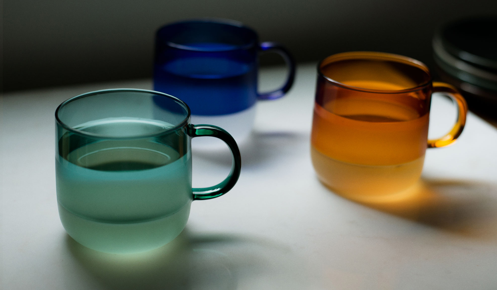 カラーガラスとミルクガラスの2トーン。飲み物で表情が変化するマグ｜amabro　ギャラリー