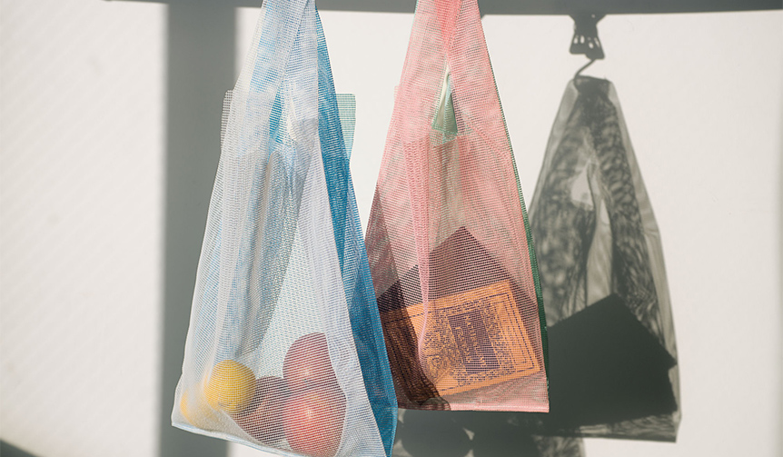 従来のコンビニ袋を意匠として受け継ぎ、丈夫で長く使えるコンビニバッグ｜amabro　ギャラリー