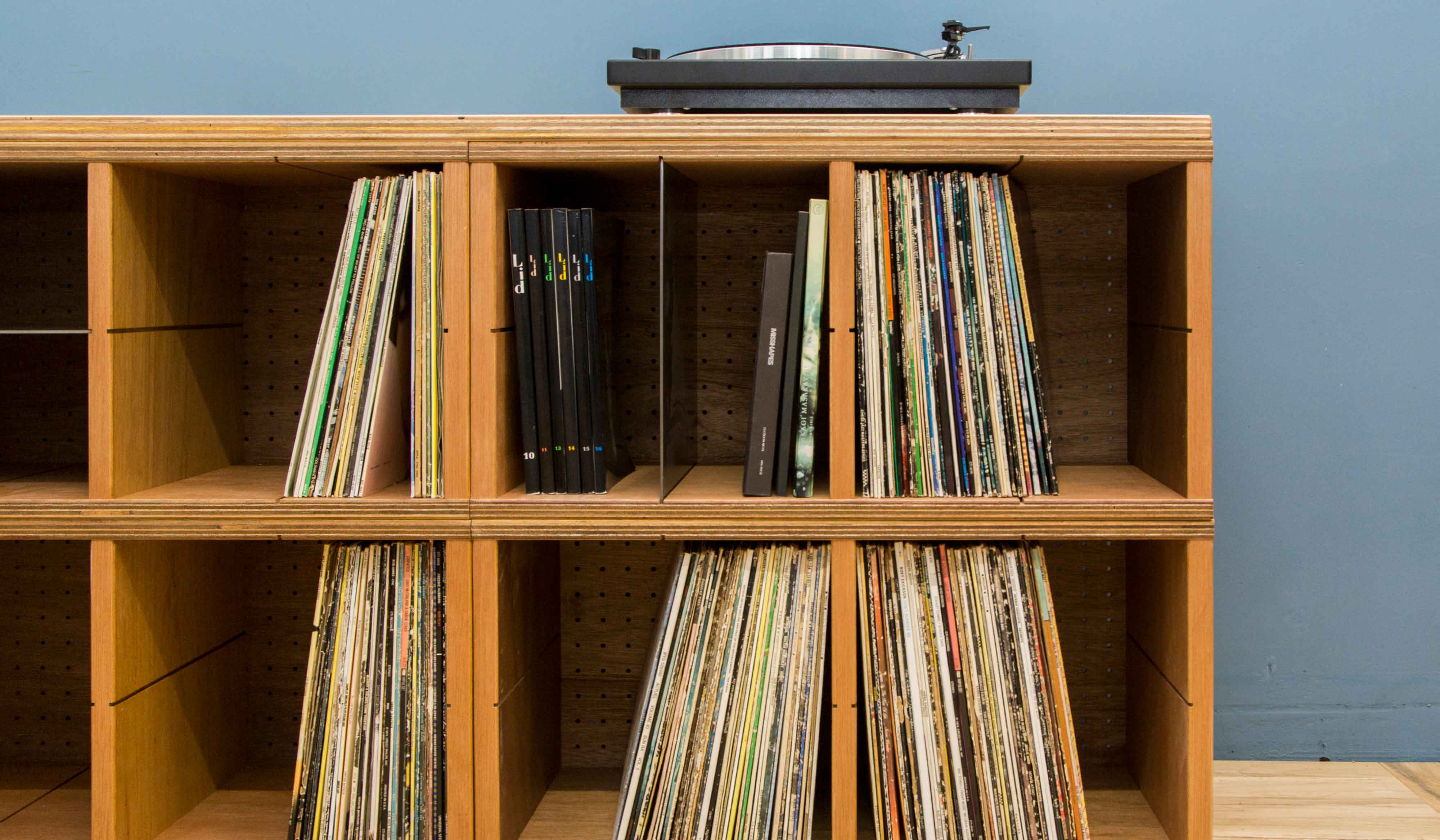 良質なラワン材を贅沢に使用した堅牢でシンプルなレコードシェルフ｜TYPE　ギャラリー