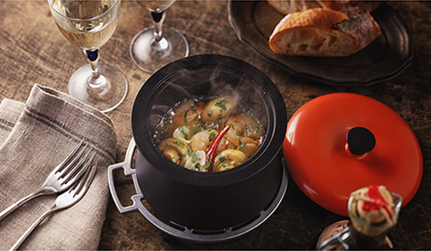 テーブルサーブにもぴったりの万能ココット鍋｜ANAORI CARBON　ギャラリー