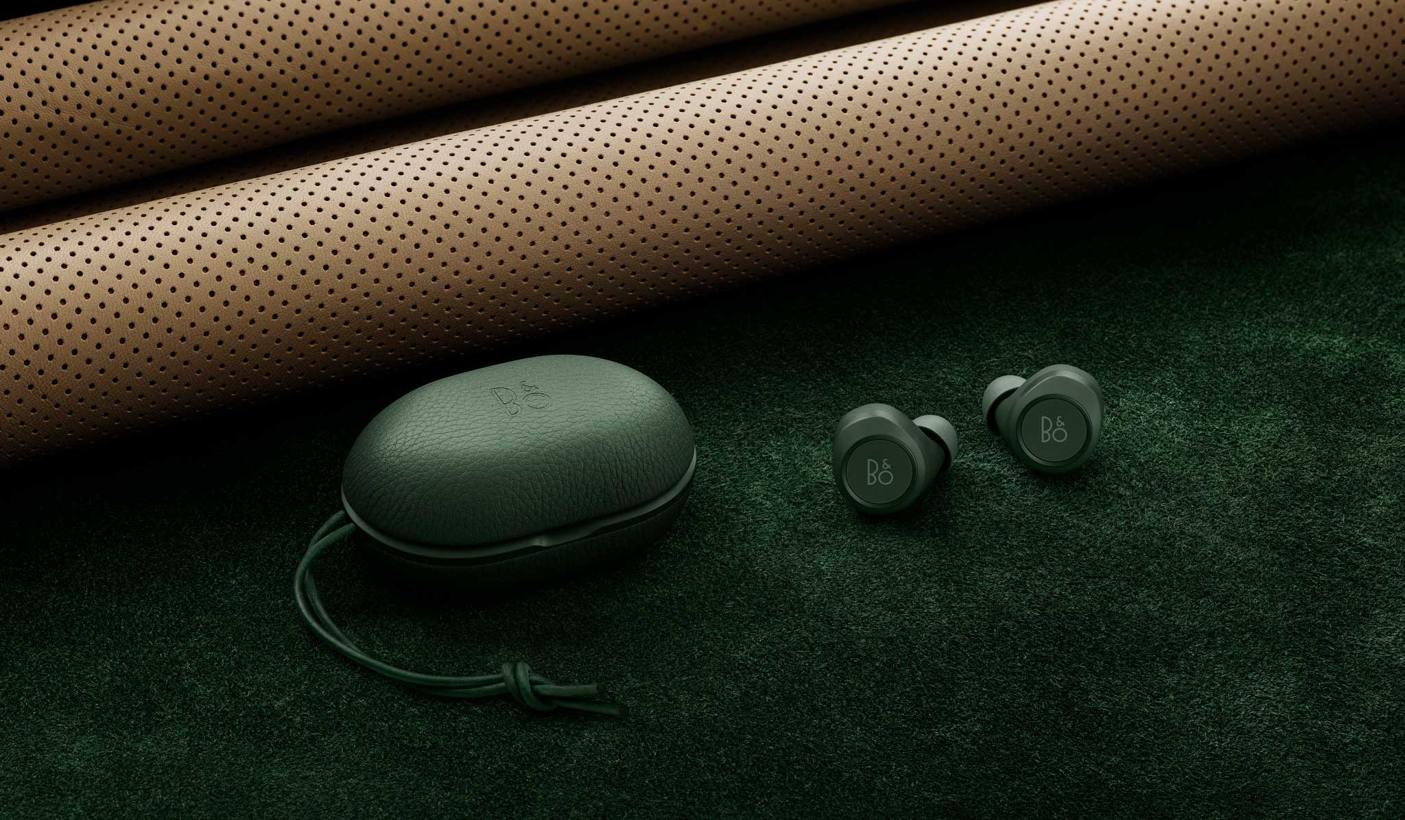 バング & オルフセン Beoplay E8の限定カラーモデル「Beoplay E8 Racing Green」｜Bang & Olufsen　ギャラリー